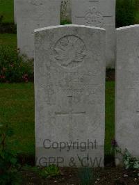 Etaples Military Cemetery - Reid, T C